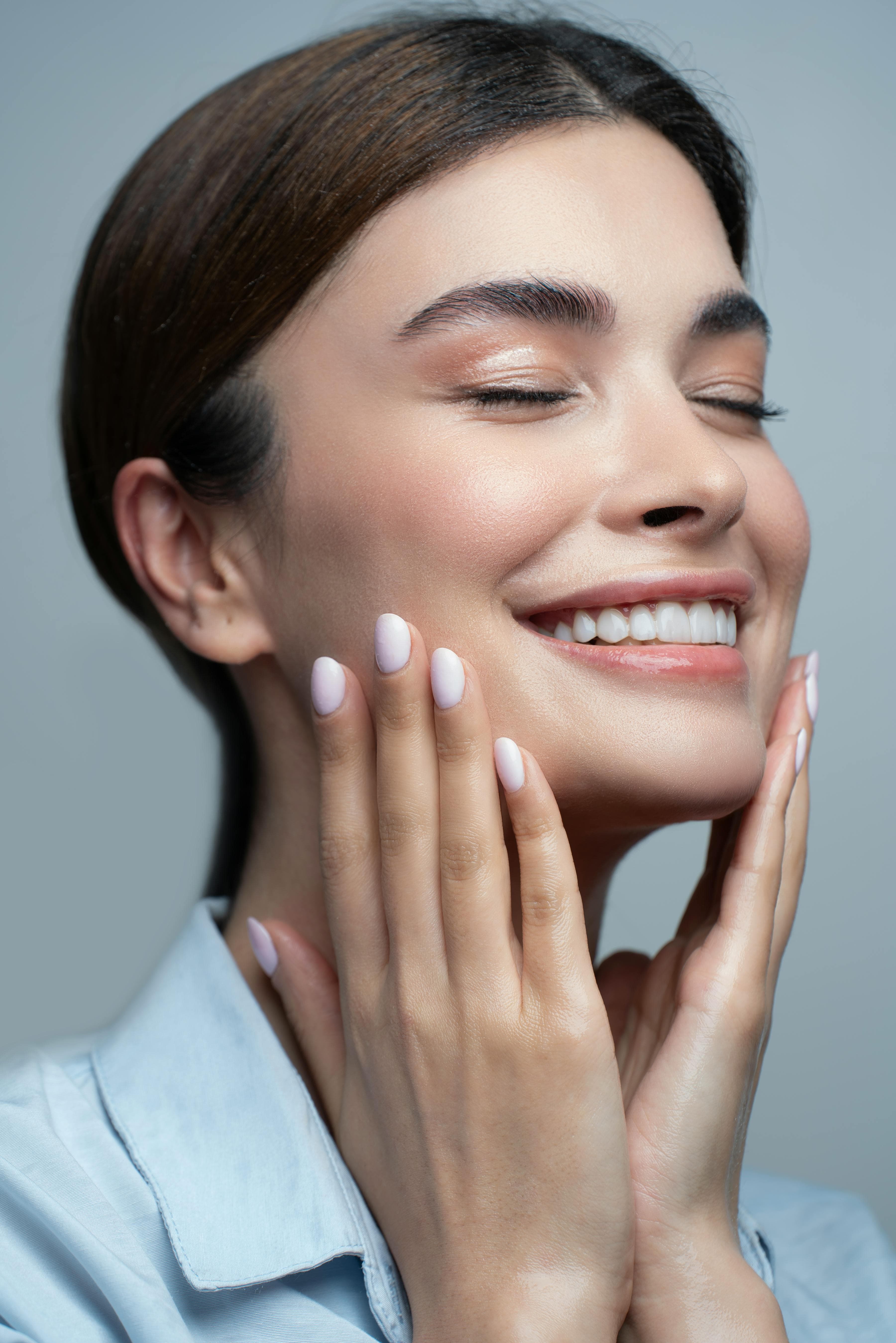 Rostro femenino premium con expresión relajada